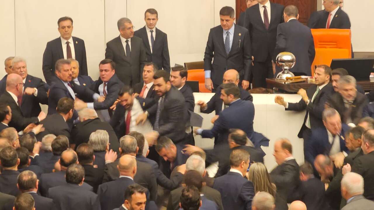 Meclis'te Akın Gürlek kavgası: Osman Gökçek sahnede 9